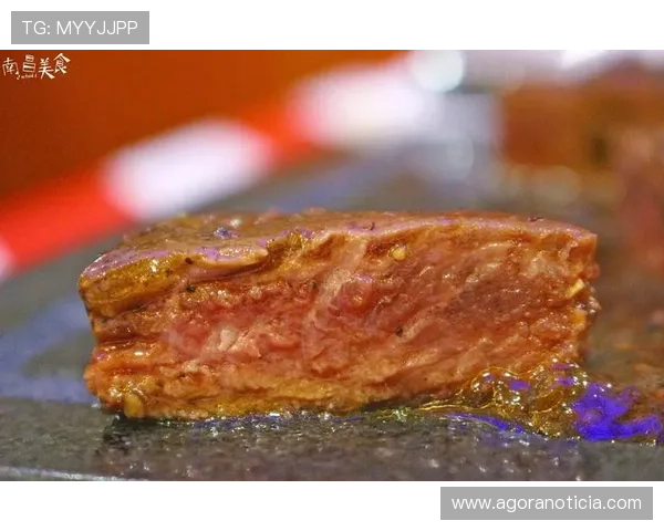 富里睡醒睁眼第一件事是往嘴里塞牛排？